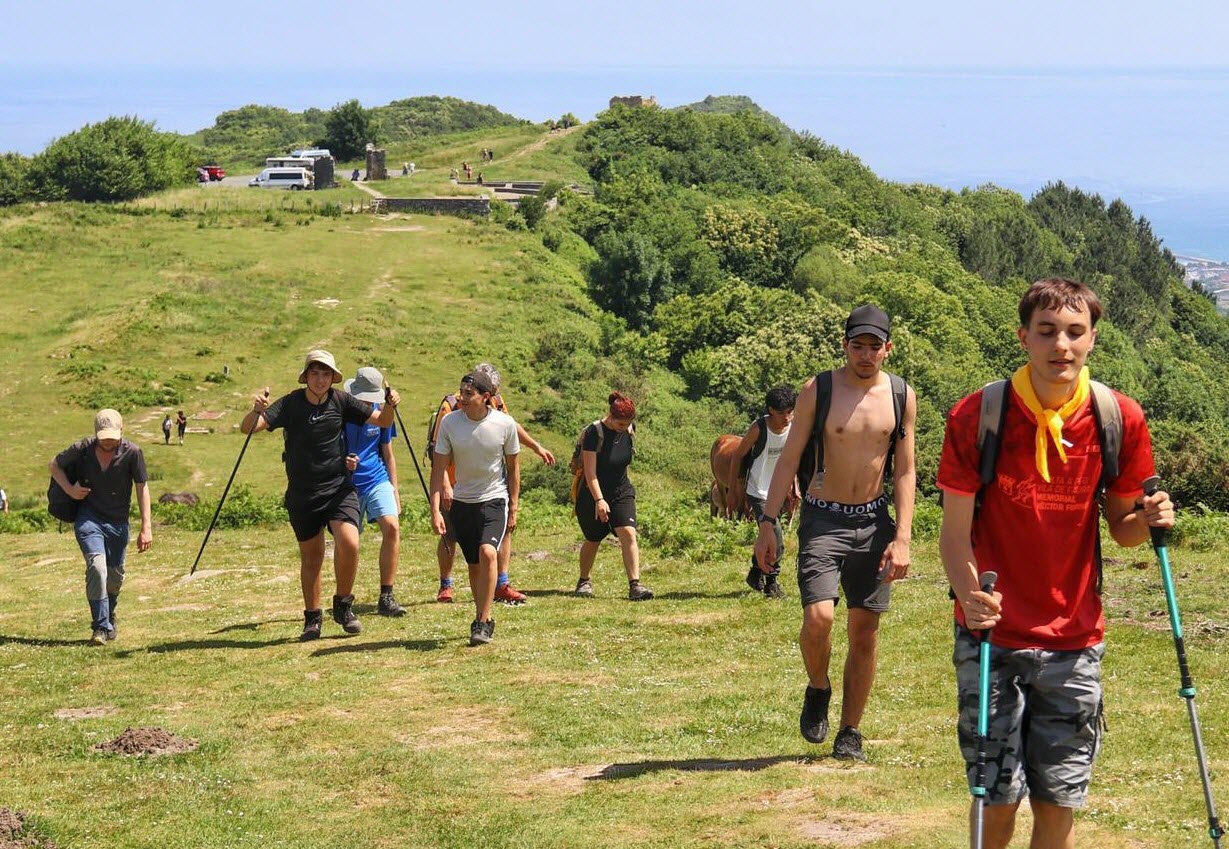 Photo de jeunes lors d'une marche sur le chemin de Compostelle